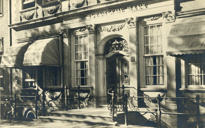 561 Gezicht op de ingang van het gebouw van de Twentsche Bank (Janskerkhof 13) te Utrecht.
